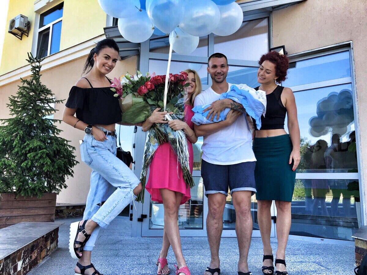 Участницы группы A.R.M.I.A на своём личном примере демонстрируют окружающим, что женская дружба всё-таки существует