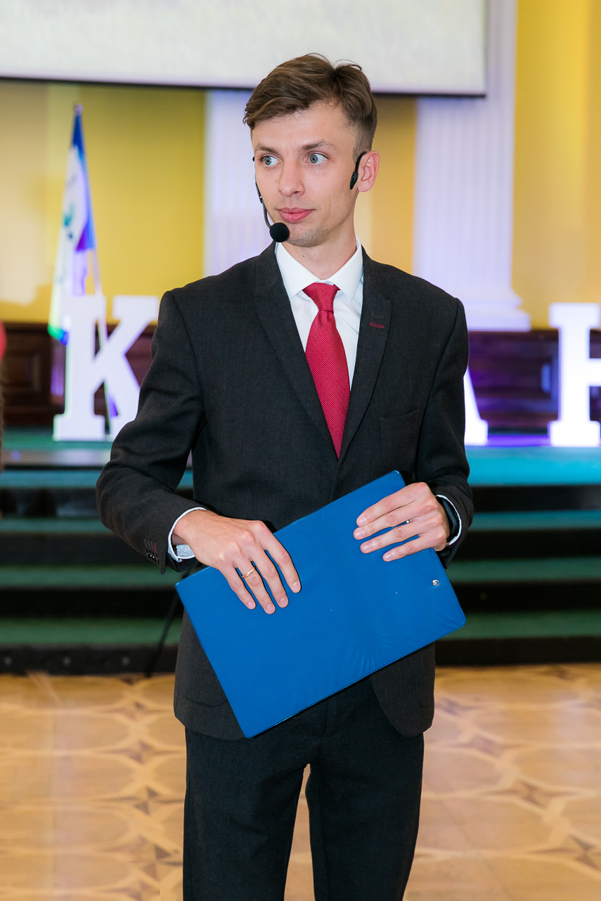 ведущий Евгений Назаренко